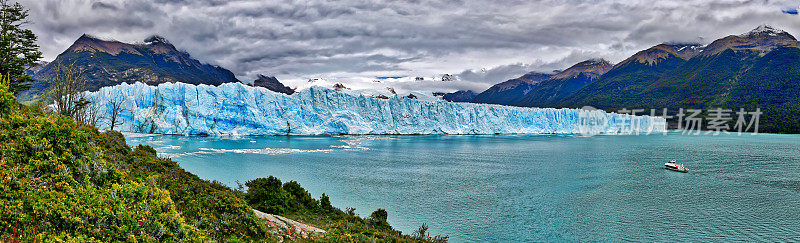 位于阿根廷Los Glaciares国家公园的佩里托·莫雷诺冰川前的一艘船